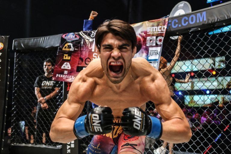 Lightweight MMA fighter Ariel Sexton flexes