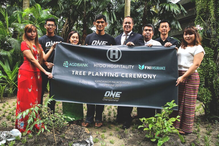 Tree planting IMG_6694e web 768x512