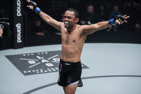 Dejdamrong Overpowers Robin Catalan For TKO Victory
