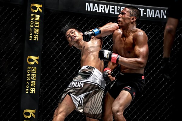 Shannon Wiratchai throws an elbow at amir Khan