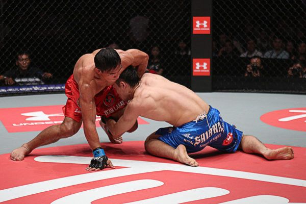Eduard Folayang stuffs a takedown attempt