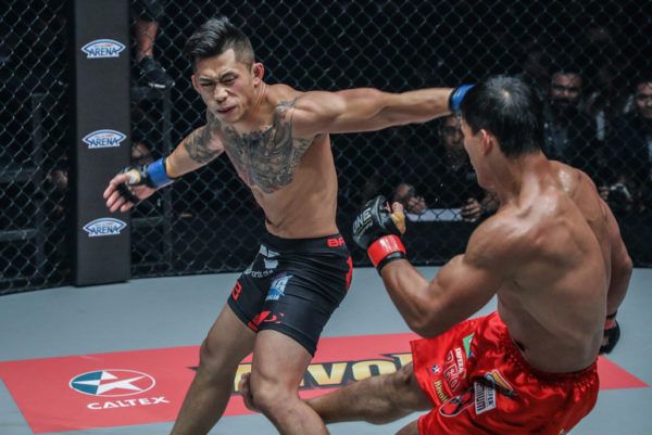 Martin Nguyễn punches Eduard Folayang