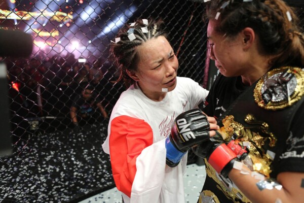 Mei Yamaguchi congratulates Angela Lee on her World Title victory