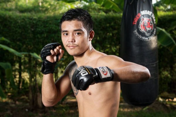 Pongsiri Mitsatit is ready to hit with fresh, clean gloves