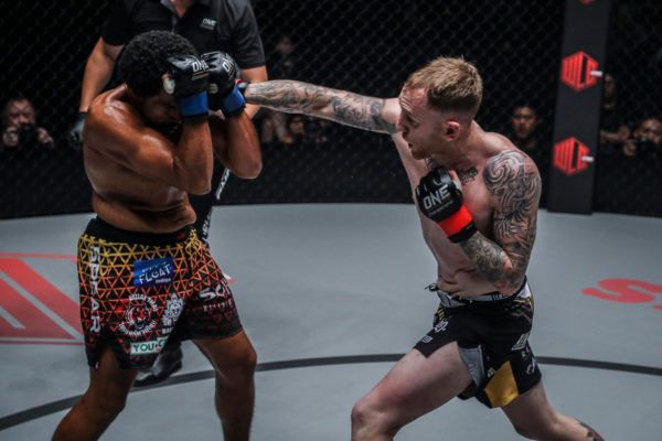 Elliot Compton in action against Matthew Semper
