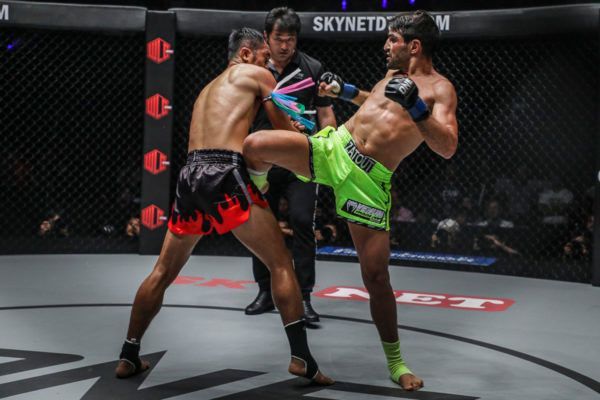 French-Algerian Muay Thai stylist Mehdi Zatout knees Nong-O in the ribs