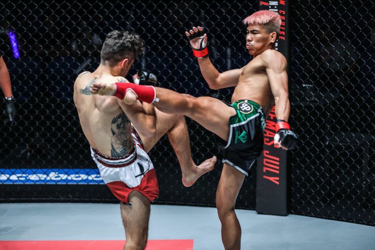 Thailand's Petchdam Petchyindee Academy cracks Josh Tonna in the head with a left roundhouse kick in his debut