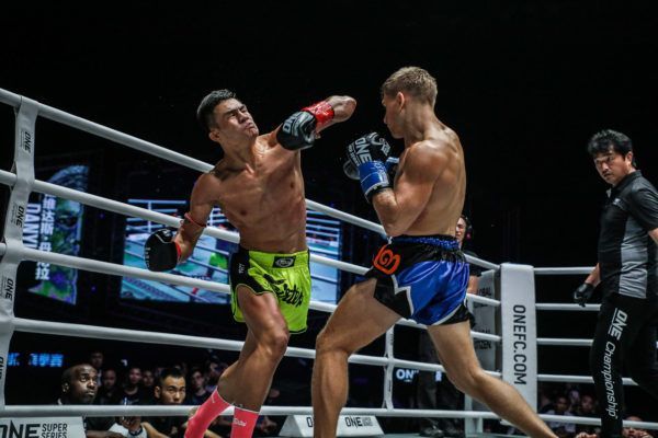 Muay Thai fighter Saemapetch Fairtex throws an elbow