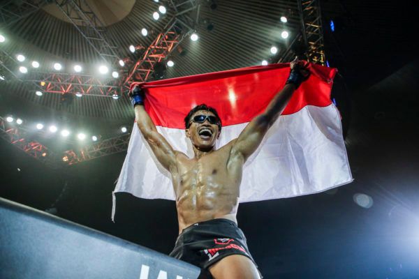 "The Terminator" Sunoto raises the Indonesian flag following his big win