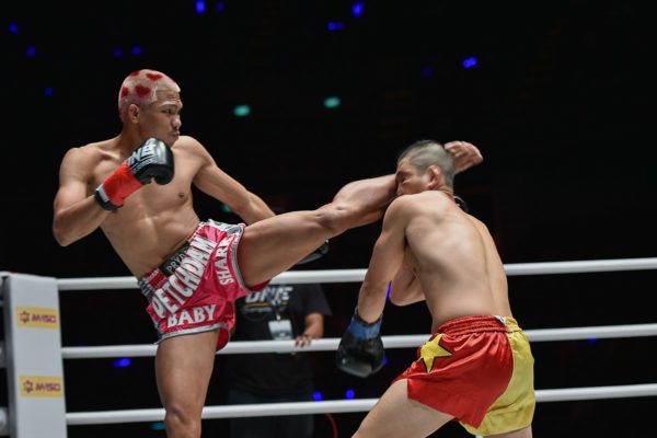 Petchdamn Petchyindee Acdemy delivers the knockout roundhouse head kick
