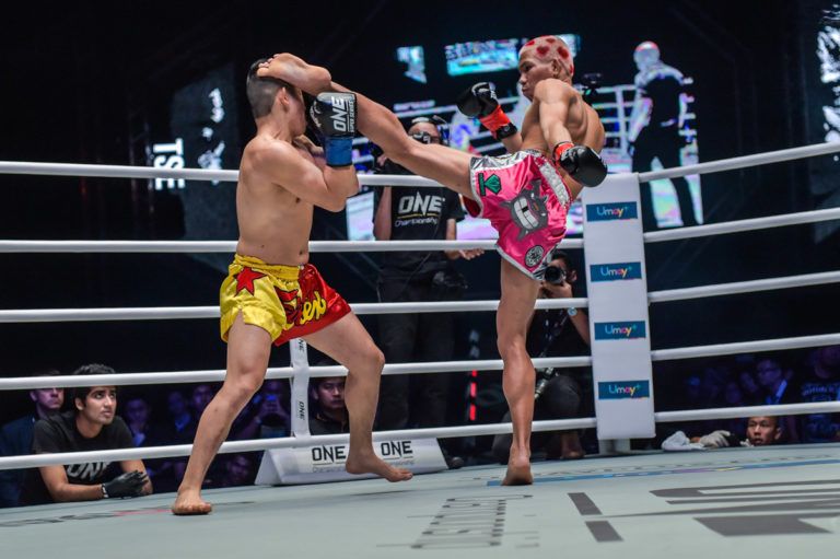 Petchdam Petchyindee Academy lands a head kick