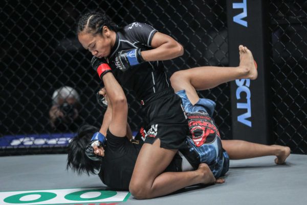 Dwi Ani Retno Wulan Outpoints Putri Padmi In Debut