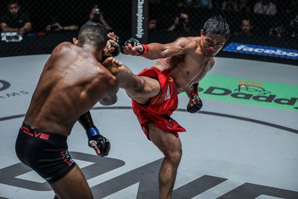 Eduard Folayang attacks Amir Khan on his way to winning the ONE Championship Lightweight World Title belt