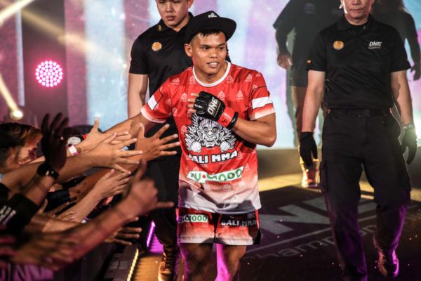 Indonesian MMA fighter Elipitua Siregar makes his entrance