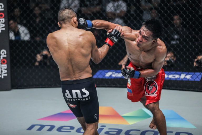 Kevin Belingon cracks Bibiano Fernandes in Singapore with a cross
