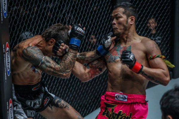 Yodsanklai IWE Fairtex knocks out Luis Regis