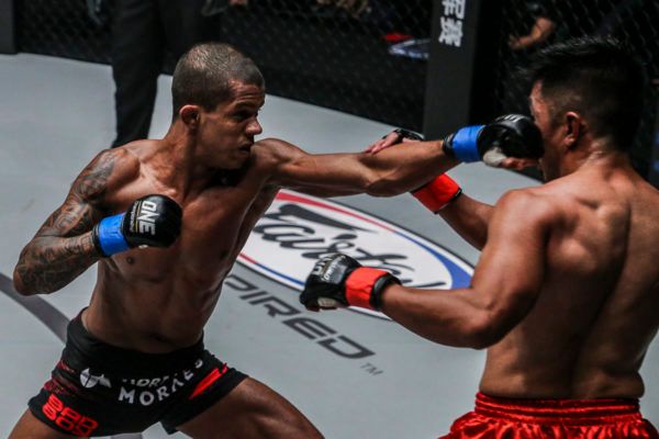 Adriano Moraes DC 4937 600x400