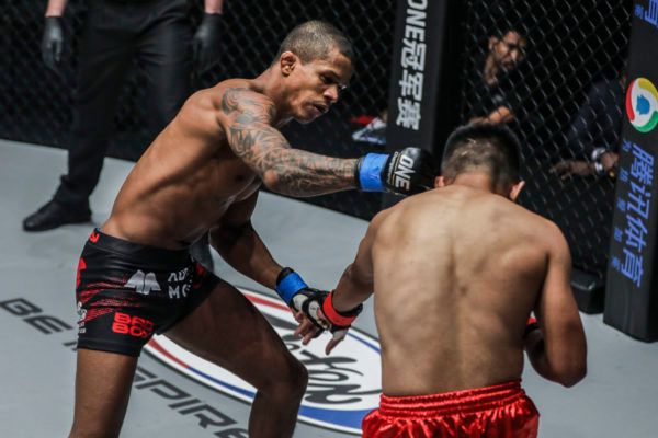 Adriano Moraes DC 5737 600x400