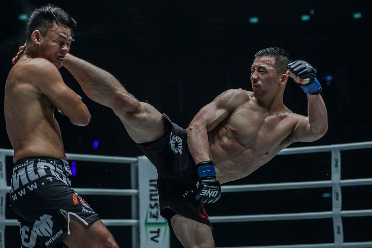 Amarsanaa Tsogookhuu in action against Shannon Wiratchai