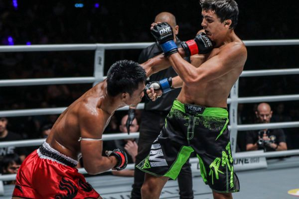 Kongsak PK.Saenchaimuaythaigym fires his left hand
