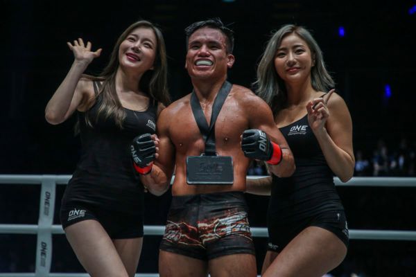 Mark Abelardo celebrates his win against Daichi Takenaka