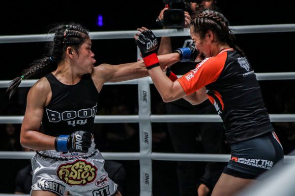 Cambodian Kun Khmer World Champion Nou Srey Pov cracks Rika Ishige with a punch