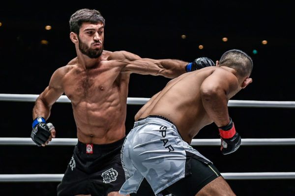 Saygid Guseyn Arslanaliev punchs Ev Ting in the ONE Lightweight World Grand Prix