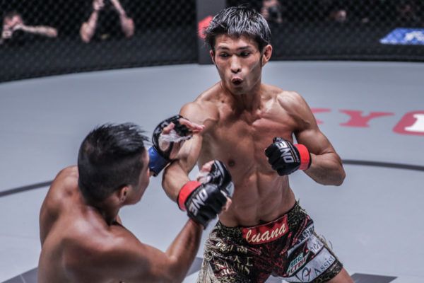 Momotaro punches Kenny Tse at ONE: REIGN OF VALOR