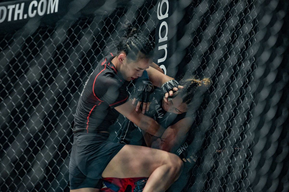 Chinese star "MMA Sister" Lin Heqin knees Jomary Torres against the cage
