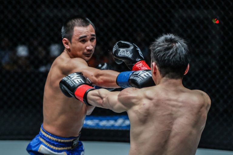 Petchmorakot Petchyindee Academy throws a jab