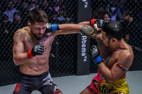 Yodsanklai IWE Fairtex cracks his rival, Andy Souwer
