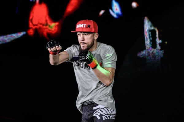 Dutch Kickboxing Legend Andy Souwer makes his entrance