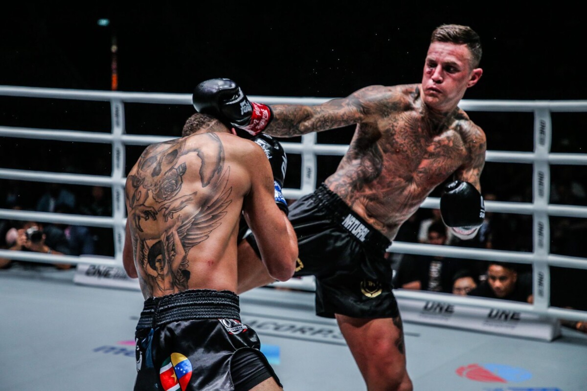Nieky Holzken attacks Regian Eersel at ONE: ENTER THE DRAGON