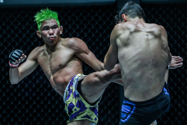 Petchdam Petchyindee Academy throws his left kick