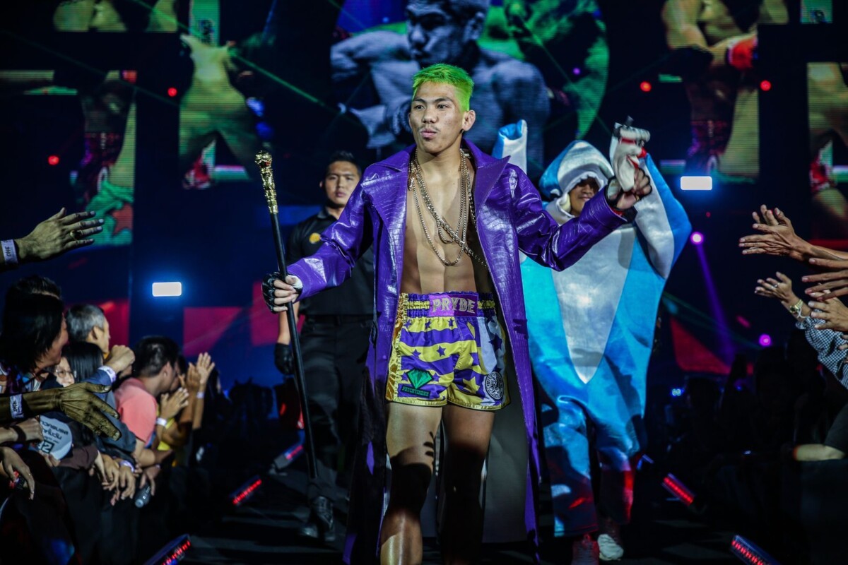 Muay Thai fighter Petchdam Petchyindee Academy heads to the Circle