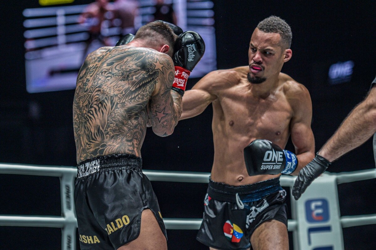 Regian Eersel punches Nieky Holzken at ONE: ENTER THE DRAGON