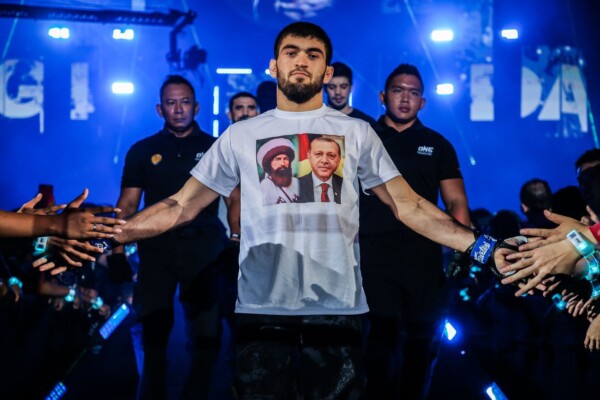 Saygid Guseyn Arslanaliev makes his entrance at ONE: ENTER THE DRAGON