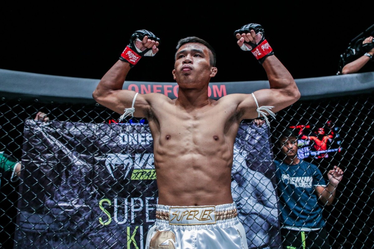 Muay Thai fighter Superlek Kiatmoo9 is ready to fight!