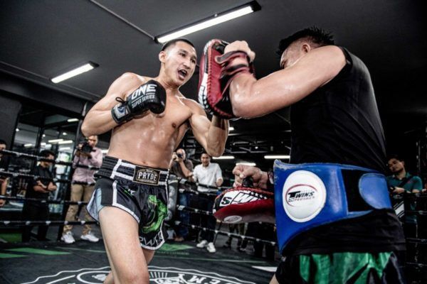 Petchmorakot Petchyindee Acamdey hits the pads with his trainer
