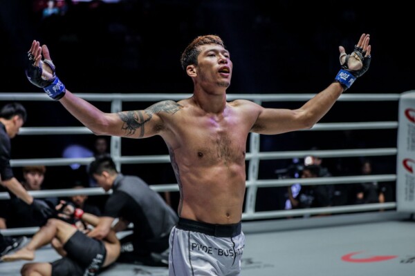 Phoe Thaw celebrates his knockout of Victorio Senduk