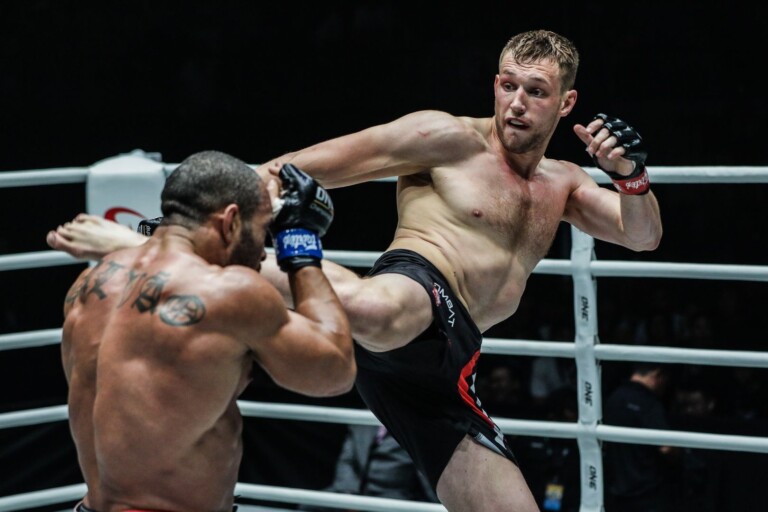 Reinier De Ridder uses his striking against Gilberto Galvao