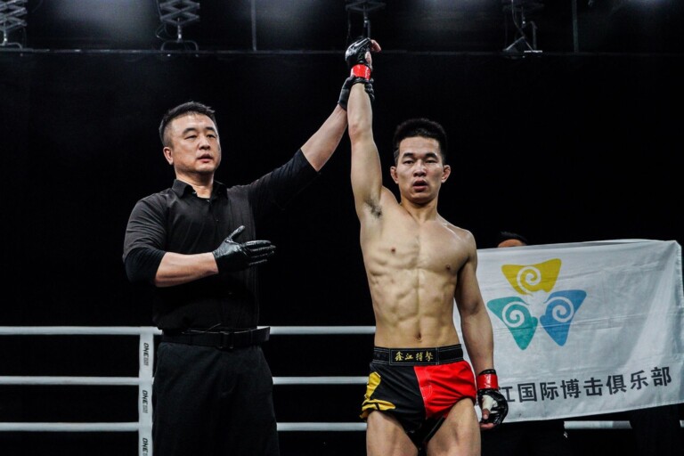 Xie Wei celebreates his win against Yang Fu Chong at ONE Hero Series April