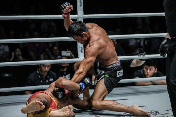 Yoshihiro Akiyama battles Agilan Thani