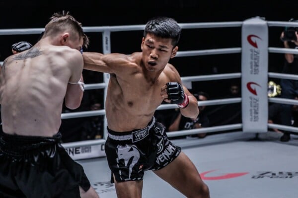 Zhang Chenglong goes for the knockout blow