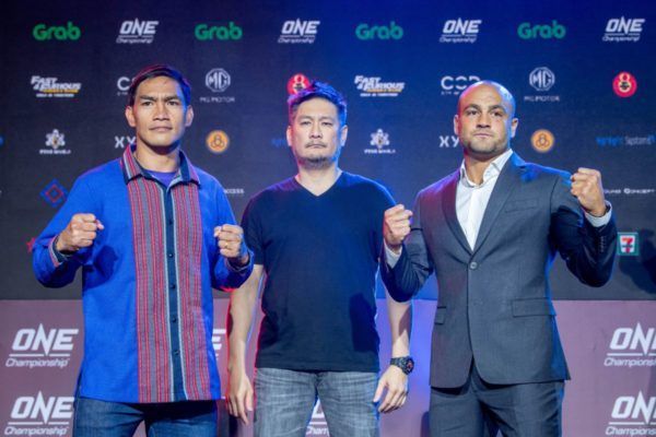 Eduard Folayang Eddie Alvarez ONE DAWN OF HEROES pre event press conference AAA_0329 600x400