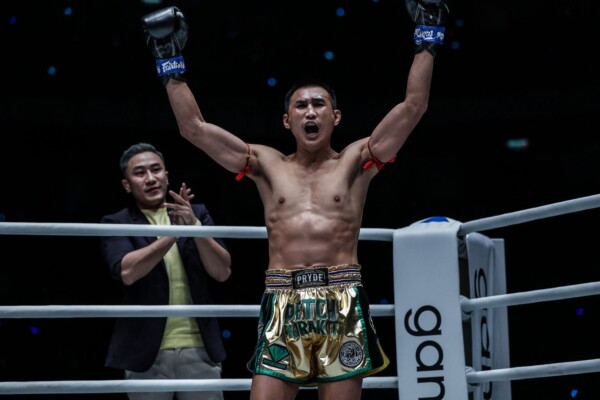 Thai star Petchmorakot Petchyindee Academy raises his arms before his bout with Giorgio Petrosyan