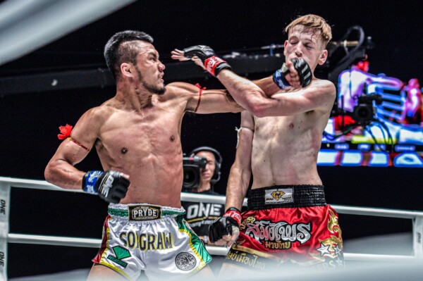 Muay Thai Fighter Sorgraw Petchyindee Academy cracks George Mann with a punch