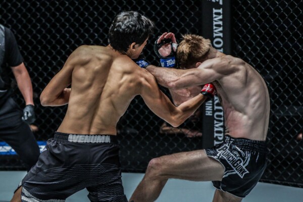 Russian Muay Thai specialist Alaverdi Ramazanov uppers Ognjen Topic