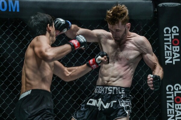 Russian Muay Thai specialist Alaverdi Ramazanov throws punches at Ognjen Topic