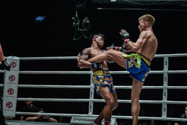 Rodtang Jitmuangnon catches Jonathan Haggerty's kick at ONE: DAWN OF HEROES.